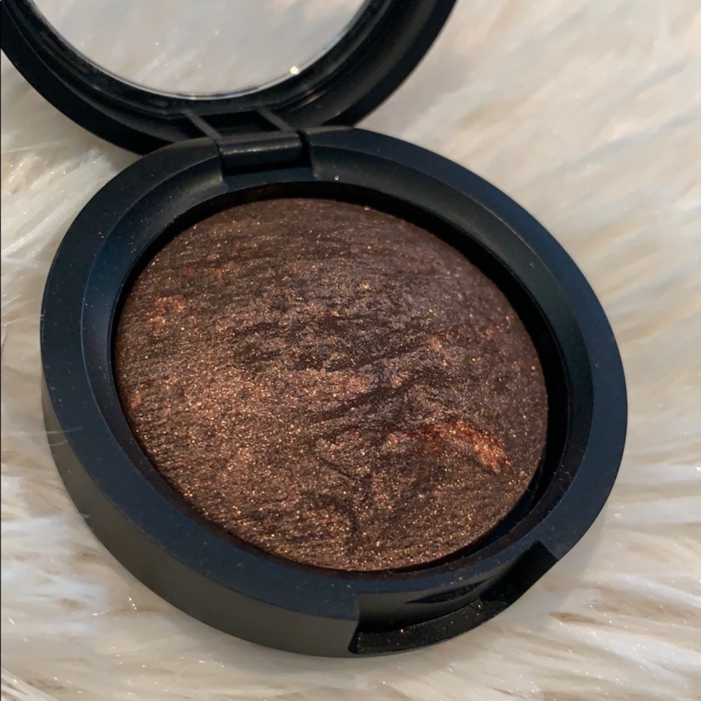 Laura Geller- Eyeshadow- “Devils Food”